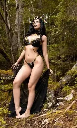 Katekey Cosplay: Пышные Кривые в Скупом и Ню-Косплее — фото 2