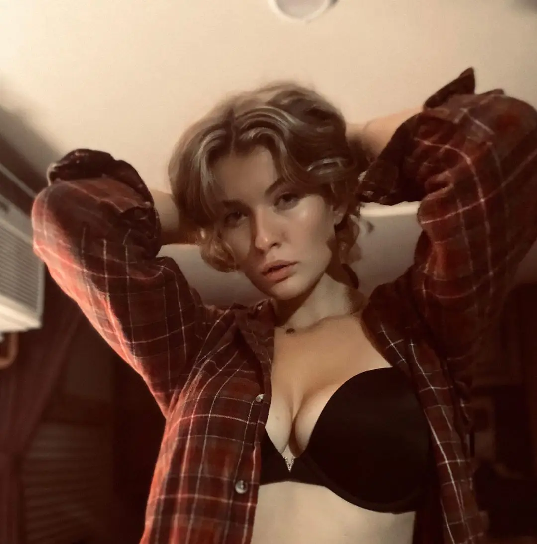 Mia Melano: Галерея соблазна пышной блондинки