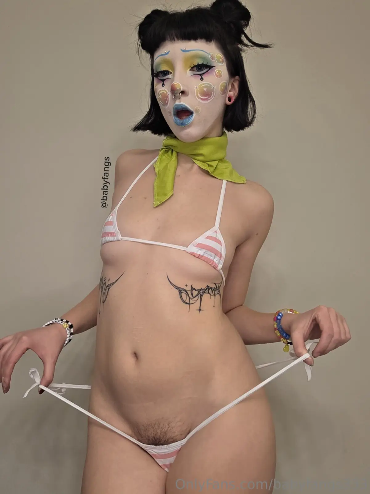 Babyfangs тянет за завязки бикини в клоунском гриме — фото 1