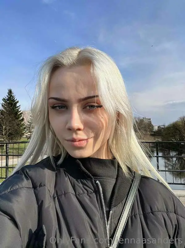 Jenna Sanders: Пышная блондинка дразнит в белье — фото 9