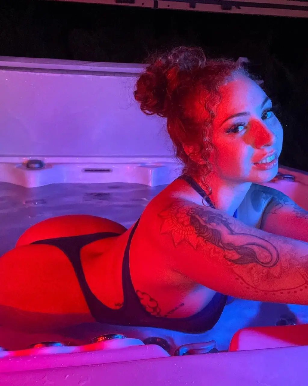 Pipermpeach с рыжими кудрями и тату русалки на бедре — фото 6