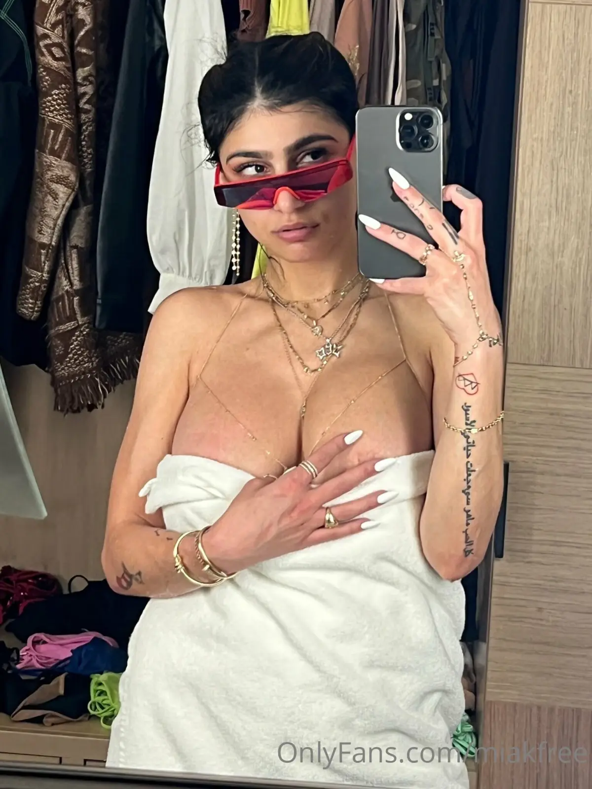 Mia Khalifa Топлесс: Кривые и Татуировки Обнажены — фото 7