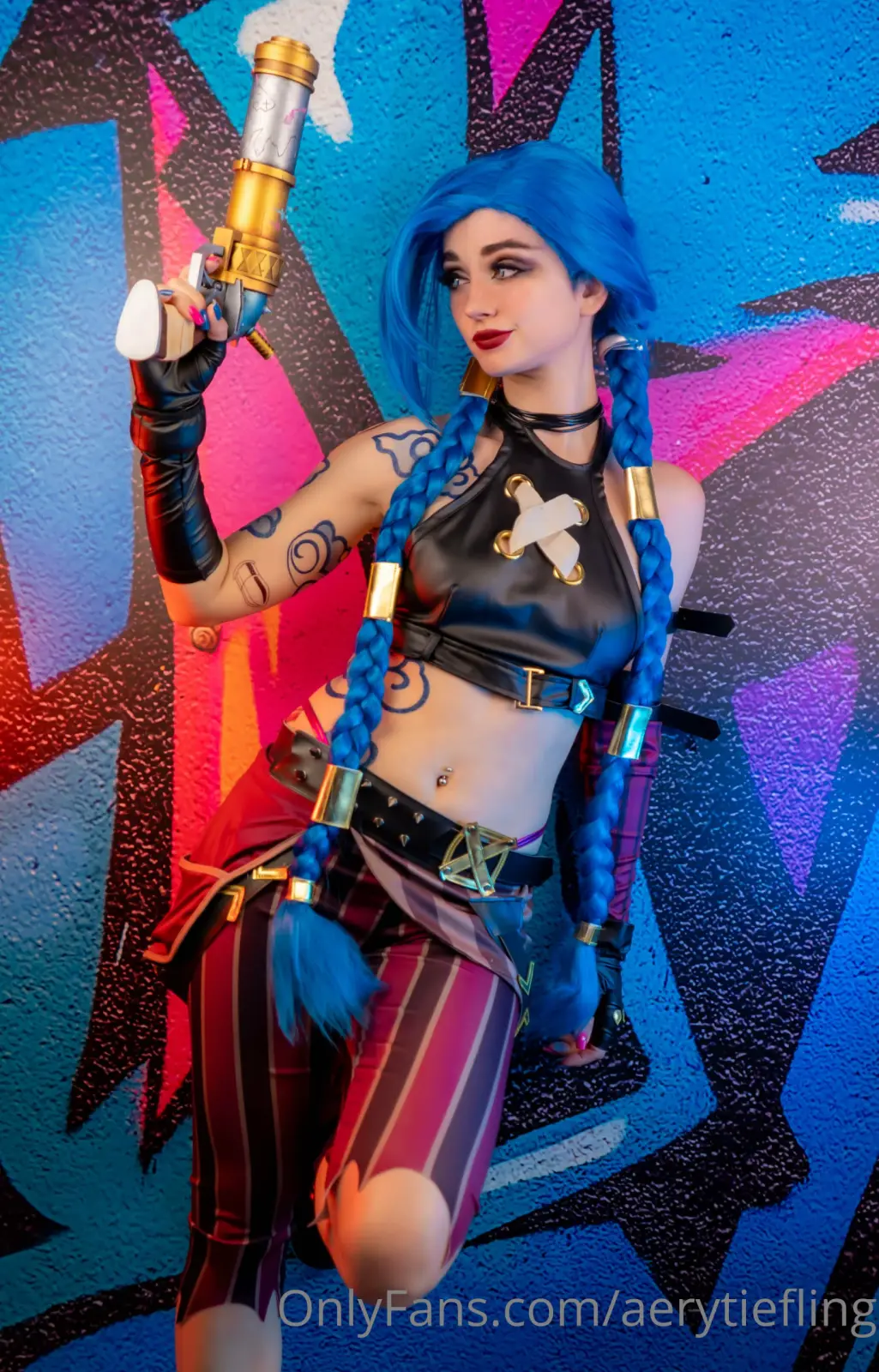 AeryTiefling в косплее Джинкс: тизер и нюдс — фото 1