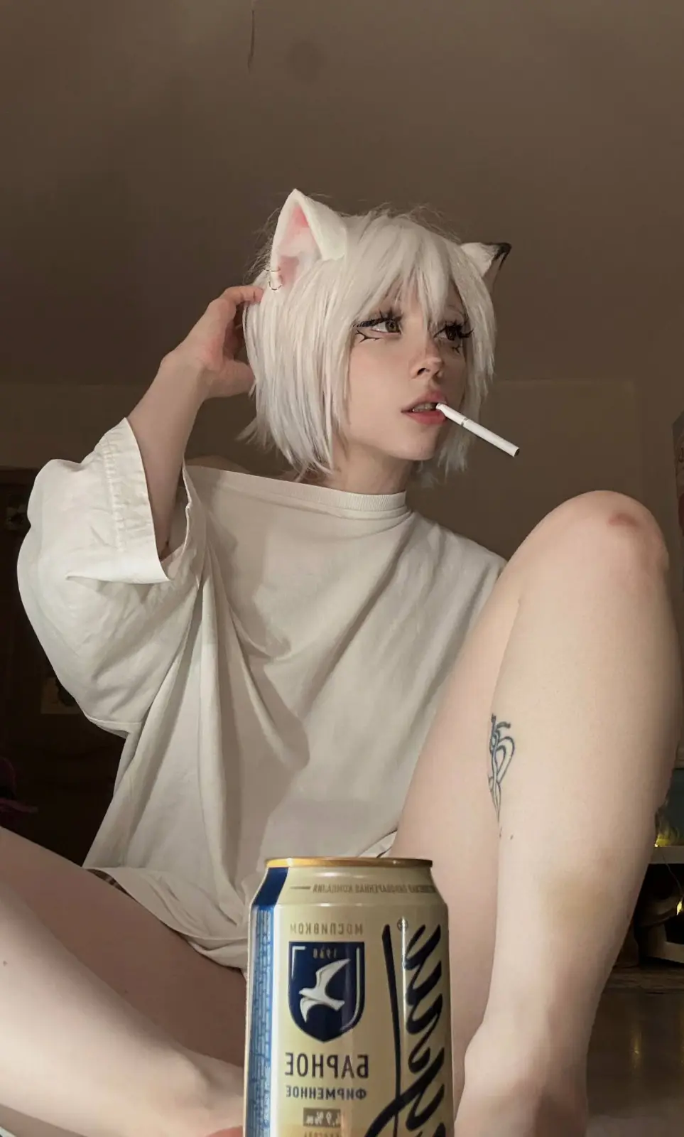 Zira_merz в белых кошачьих ушках с банкой и языком — фото 1