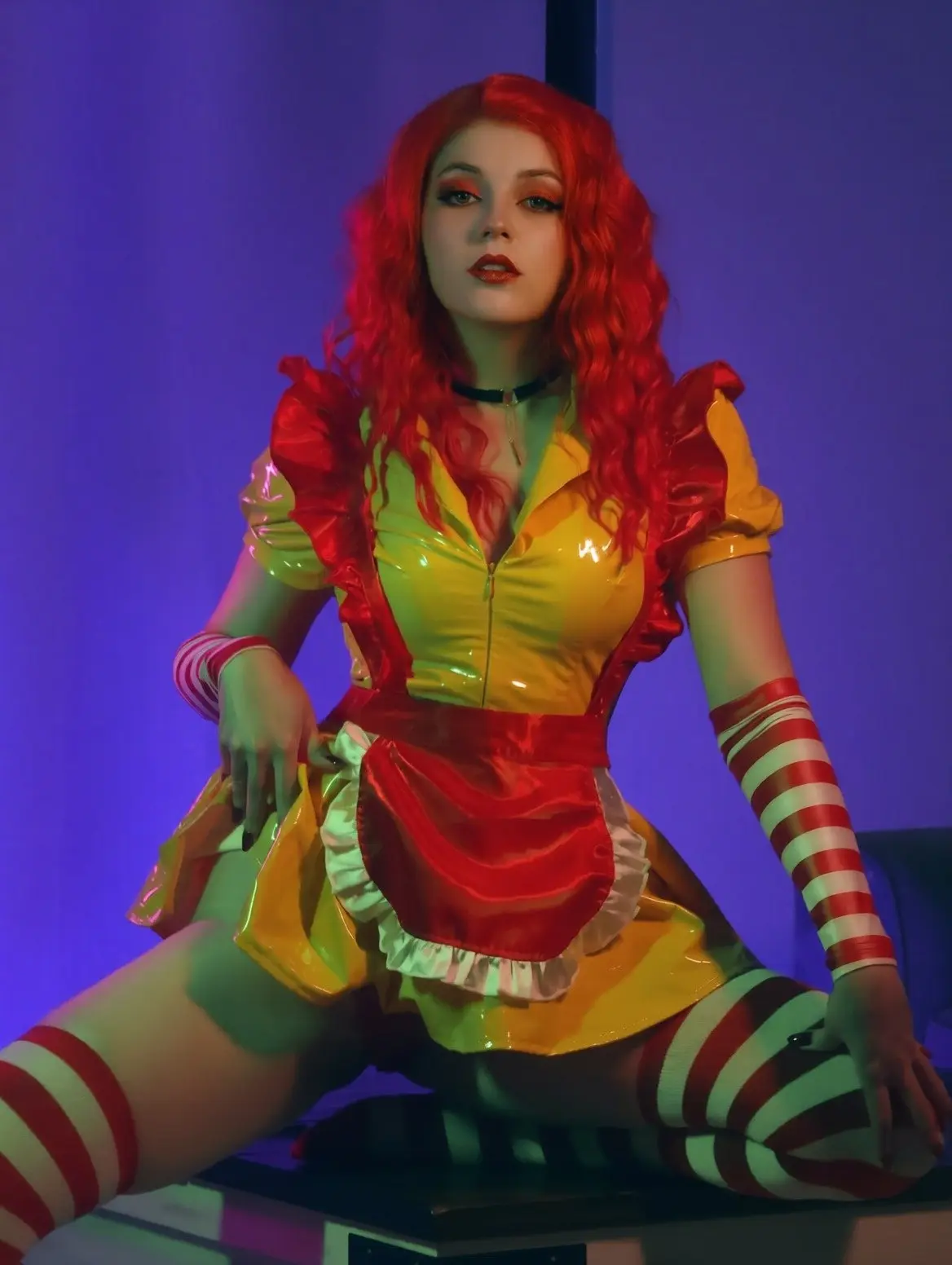 Olyashaa: Латекс McDonald's и hooded соблазнительница