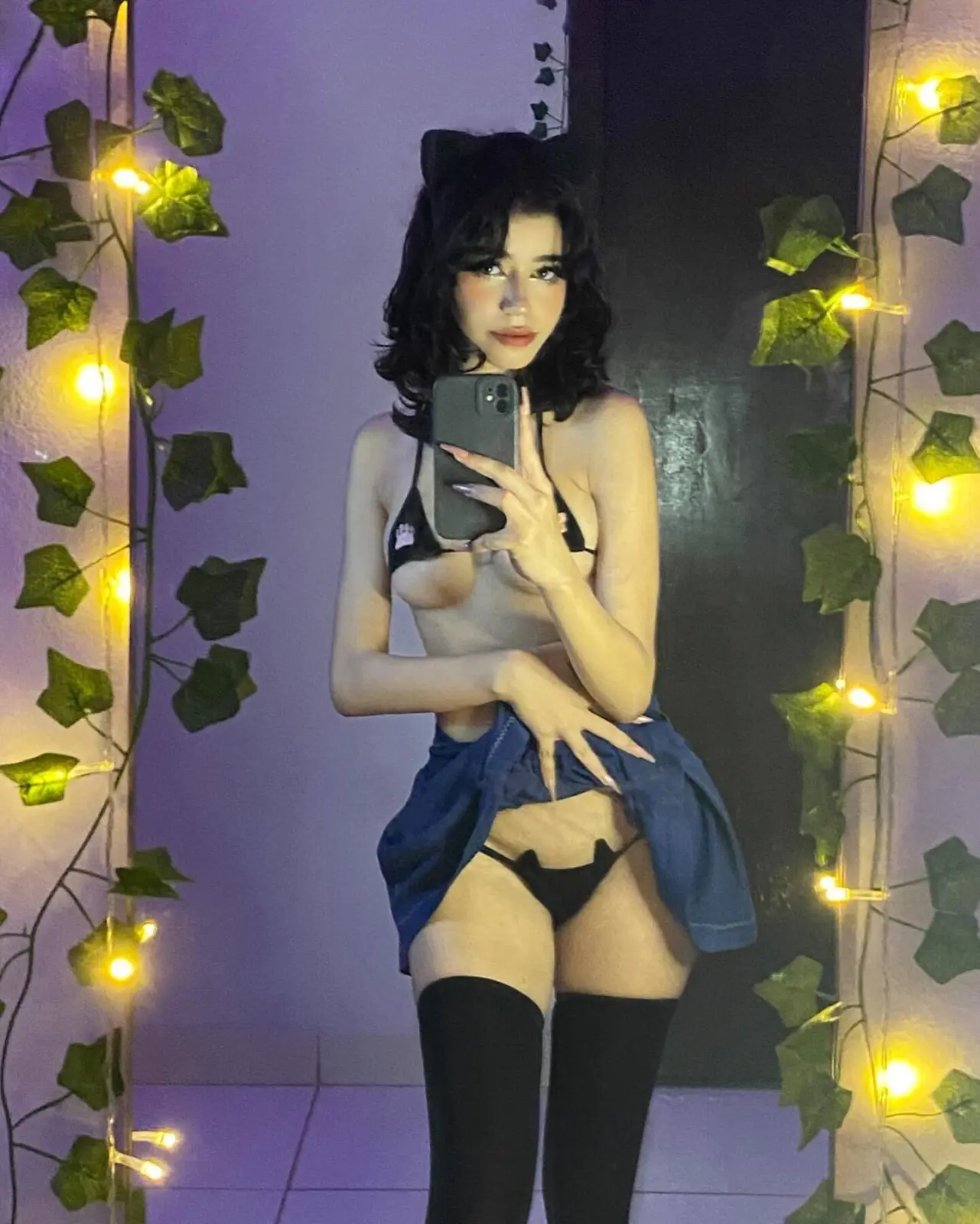 MikaMika Дразнит в Белье и Ню-Позах