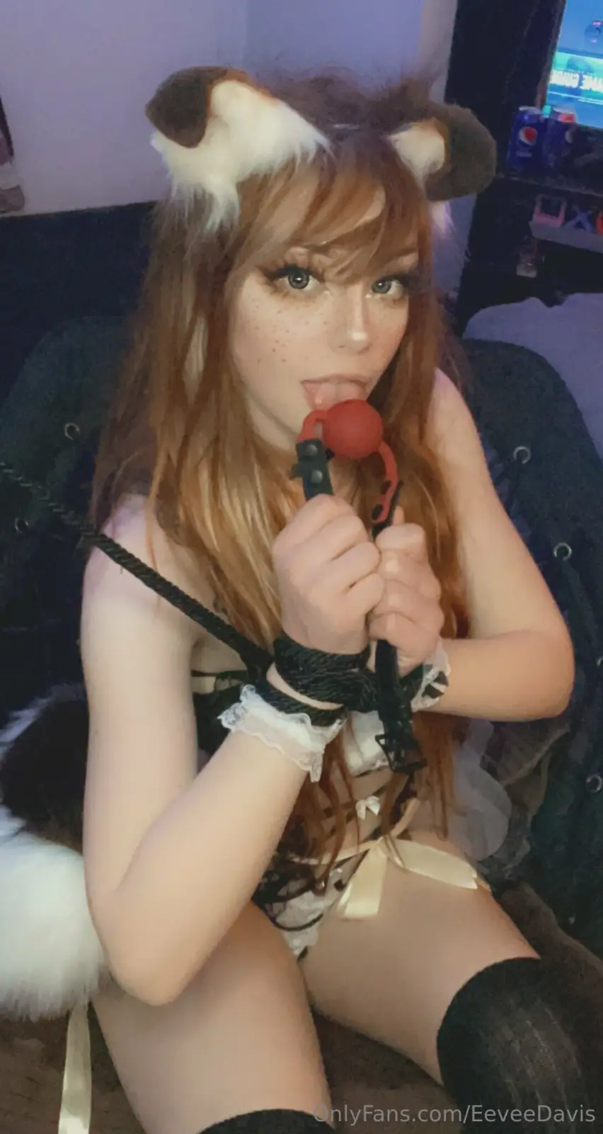 Nicole Eevee Davis: Пышные формы в дразнящих позах — фото 9